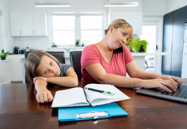 3 juttatás, amelyet a dolgozó szülőknek követelniük kell a munkáltatóktól